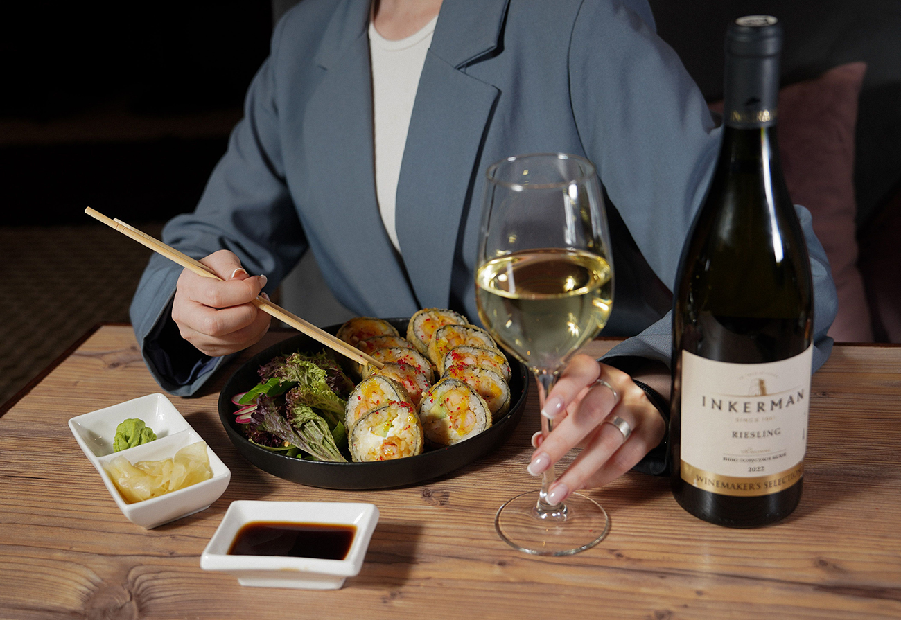 Abbinamento vino e sushi: calice di vino bianco e selezione di sushi giapponese